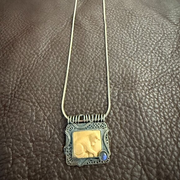 Zealandia Sterling Carved Cat Pendant Necklace Signed Susan Tereba